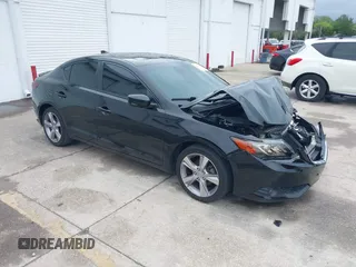 2013 Acura ILX Tech Pkg with VIN 19VDE1F72DE013609, listed as a IAAI auction lot 41984514 with 124,157 mi miles. Bid and sale history available at carsss.com. Image 1.