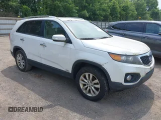 2011 Kia Sorento EX z VIN 5XYKUCA1XBG148496, wystawiony jako IAAI lot #42410141 z przebiegiem 232 020 mil mil oraz . Historia ofert i sprzedaży dostępna na DreamBid. Obrazek 1.