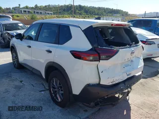 2023 Nissan Rogue S z VIN 5N1BT3AA8PC930807, wystawiony jako IAAI lot #42380612 z przebiegiem 5 050 mil mil oraz . Historia ofert i sprzedaży dostępna na DreamBid. Obrazek 3.
