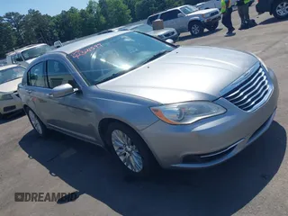 2013 Chrysler 200 LX z VIN 1C3CCBAB4DN670700, wystawiony jako IAAI lot #42321597 z przebiegiem 196 664 mil mil oraz . Historia ofert i sprzedaży dostępna na DreamBid. Obrazek 1.