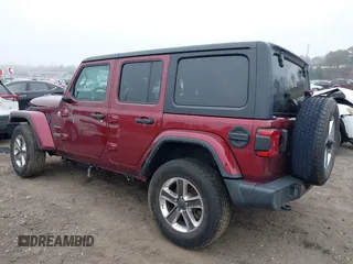 2021 Jeep Wrangler Unlimited Sahara z VIN 1C4HJXEG3MW720572, wystawiony jako IAAI lot #41899645 z przebiegiem 43 097 mil mil oraz . Historia ofert i sprzedaży dostępna na DreamBid. Obrazek 3.
