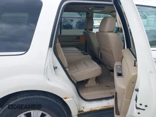 2007 Lincoln Navigator z VIN 5LMFU27587LJ21193, wystawiony jako IAAI lot #42474551 z przebiegiem 132 792 mil mil oraz . Historia ofert i sprzedaży dostępna na DreamBid. Obrazek 8.