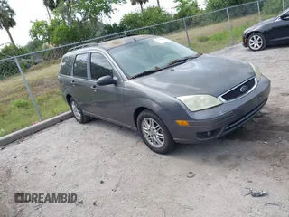 2005 Ford Focus SE with VIN 1FAFP36N35W211505, listed as a IAAI auction lot 42087016 with 256,413 mi miles and . Bid and sale history available at carsss.com. Image 1.