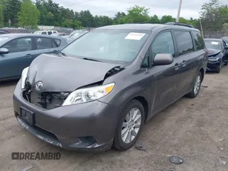 2012 Toyota Sienna LE z VIN 5TDJK3DC2CS048945, wystawiony jako IAAI lot #42319090 z przebiegiem 136 488 mil mil oraz . Historia ofert i sprzedaży dostępna na DreamBid. Obrazek 2.