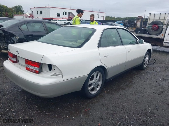 2000 Lexus ES 300 with VIN JT8BF28G3Y0246877, listed as a IAAI auction lot 40365916 with 153,569 mi miles. Bid and sale history available at carsss.com. Image 4.