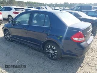 2008 Nissan Versa S z VIN 3N1BC11E88L387270, wystawiony jako IAAI lot #42170127 z przebiegiem 133 555 mil mil oraz . Historia ofert i sprzedaży dostępna na DreamBid. Obrazek 3.