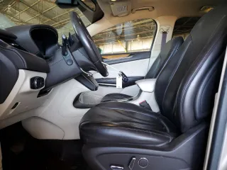 2015 Lincoln MKC z VIN 5LMCJ2A93FUJ05404, wystawiony jako Copart lot #41775985 z przebiegiem 141 841 mil mil oraz Szkody całkowita. Historia ofert i sprzedaży dostępna na DreamBid. Obrazek 7.