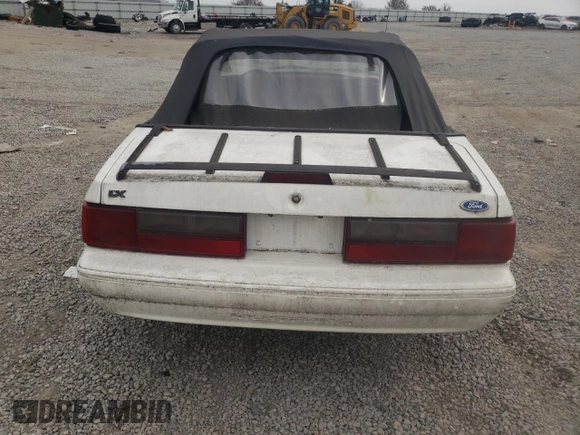 1993 Ford Mustang z VIN 1FACP44M1PF202775, wystawiony jako Copart lot #49049695 z przebiegiem 7 901 mil mil oraz Czysty tytuł • Clean title. Historia ofert i sprzedaży dostępna na DreamBid. Obrazek 6.