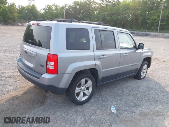 2015 Jeep Patriot Latitude z VIN 1C4NJRFB8FD183911, wystawiony jako IAAI lot #42424090 z przebiegiem 107 730 mil mil oraz . Historia ofert i sprzedaży dostępna na DreamBid. Obrazek 4.