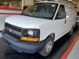 2015 Chevrolet Express Cargo z VIN 1GCWGFCF8F1270086, wystawiony jako IAAI lot #42859122 z przebiegiem 150 490 mil mil oraz . Historia ofert i sprzedaży dostępna na DreamBid. Obrazek 14.