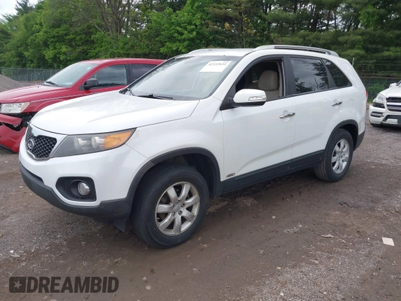 2012 Kia Sorento LX z VIN 5XYKTCA66CG225672, wystawiony jako IAAI lot #42332631 z przebiegiem 137 760 mil mil oraz . Historia ofert i sprzedaży dostępna na DreamBid. Obrazek 2.