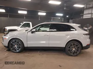2025 Porsche Cayenne E-Hybrid Hybrid z VIN WP1AE2AY2SDA16359, wystawiony jako IAAI lot #41886547 z przebiegiem 2 828 mil mil oraz . Historia ofert i sprzedaży dostępna na DreamBid. Obrazek 15.