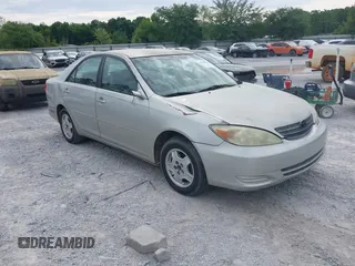 2002 Toyota Camry XLE z VIN 4T1BF32K72U005064, wystawiony jako IAAI lot #42198463 z przebiegiem 288 283 mil mil oraz . Historia ofert i sprzedaży dostępna na DreamBid. Obrazek 1.