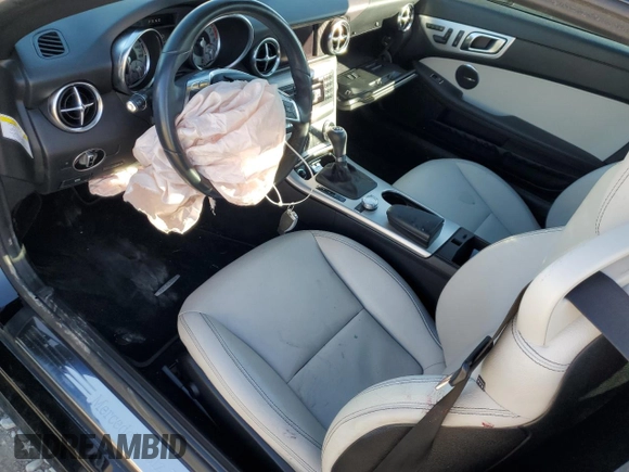 2013 Mercedes-Benz SLK 350 z VIN WDDPK5HA4DF057748, wystawiony jako Copart lot #47574865 z przebiegiem Nie podano mil oraz Szkoda całkowita • Salvage title. Historia ofert i sprzedaży dostępna na DreamBid. Obrazek 8.