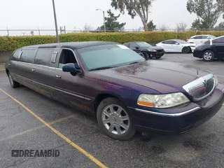 2007 Lincoln Town Car Executive z VIN 1L1FM88W97Y635345, wystawiony jako IAAI lot #41682319 z przebiegiem 201 142 mil mil oraz . Historia ofert i sprzedaży dostępna na DreamBid. Obrazek 1.