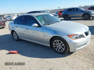 2007 BMW 3 Series 328i z VIN WBAVA33517KX73521, wystawiony jako IAAI lot #41389508 z przebiegiem 76 267 mil mil oraz . Historia ofert i sprzedaży dostępna na DreamBid. Obrazek 1.