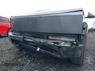 2024 Tesla Cybertruck z VIN 7G2CEHED0RA043898, wystawiony jako IAAI lot #41828143 z przebiegiem 8285 mil mil oraz . Historia ofert i sprzedaży dostępna na DreamBid. Obrazek 6.