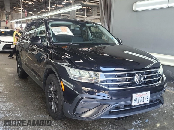 2024 Volkswagen Tiguan SE with VIN 3VV3B7AX8RM076346, listed as a IAAI auction lot 42734323 with 29,573 mi miles and . Bid and sale history available at DreamBid. Image 9.