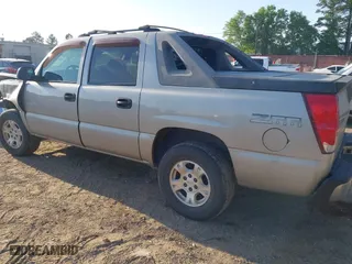 2004 Chevrolet Avalanche with VIN 3GNEC12T64G264780, listed as a IAAI auction lot 42003058 with 238,732 mi miles. Bid and sale history available at carsss.com. Image 3.