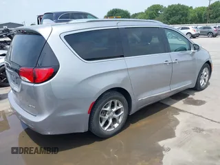 2018 Chrysler Pacifica Limited z VIN 2C4RC1GG2JR232677, wystawiony jako IAAI lot #42274816 z przebiegiem 136 402 mil mil oraz . Historia ofert i sprzedaży dostępna na DreamBid. Obrazek 4.