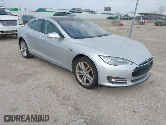 2013 Tesla Model S with VIN 5YJSA1CG3DFP28908, listed as a IAAI auction lot 41804041 with 140,756 mi miles and . Bid and sale history available at DreamBid. Image 1.