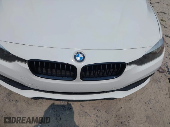 2017 BMW 3 Series 320i z VIN WBA8E1G53HNU13859, wystawiony jako IAAI lot #42401880 z przebiegiem 82 121 mil mil oraz . Historia ofert i sprzedaży dostępna na DreamBid. Obrazek 6.