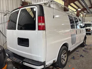 2011 Chevrolet Express Cargo z VIN 1GCSGAFX2B1185633, wystawiony jako IAAI lot #42568752 z przebiegiem 97 908 mil mil oraz . Historia ofert i sprzedaży dostępna na DreamBid. Obrazek 5.