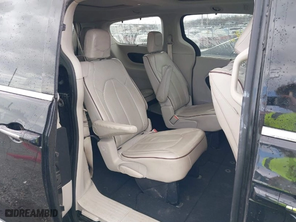 2017 Chrysler Pacifica Limited with VIN 2C4RC1GG0HR770093, listed as a IAAI auction lot 41876582 with 82,614 mi miles. Bid and sale history available at carsss.com. Image 8.