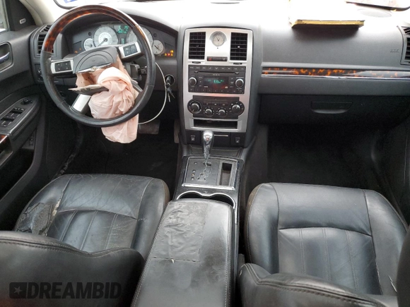 2008 Chrysler 300 C Hemi z VIN 2C3KA63HX8H281729, wystawiony jako Copart lot #51831955 z przebiegiem 217 551 mil mil oraz Szkoda całkowita • Salvage title. Historia ofert i sprzedaży dostępna na DreamBid. Obrazek 8.