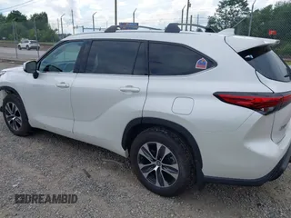 2021 Toyota Highlander XLE with VIN 5TDHZRBH9MS551417, listed as a IAAI auction lot 42751622 with 60,295 mi miles and . Bid and sale history available at DreamBid. Image 3.