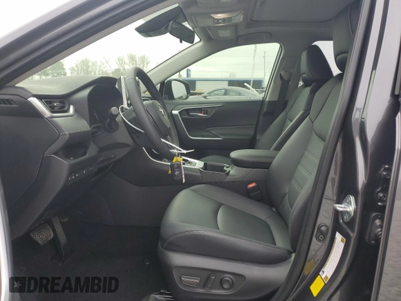 2025 Toyota RAV4 Hybrid XLE Premium z VIN JTMB6RFV6SJ065723, wystawiony jako Copart lot #49062015 z przebiegiem 2 702 mil mil oraz Szkoda całkowita • Salvage title. Historia ofert i sprzedaży dostępna na DreamBid. Obrazek 7.