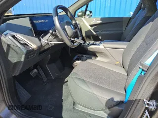 2024 BMW iX xDrive50 z VIN WB523CF05RCS00114, wystawiony jako Copart lot #56997255 z przebiegiem 12 548 mil mil oraz Tytuł czysty. Historia ofert i sprzedaży dostępna na DreamBid. Obrazek 7.
