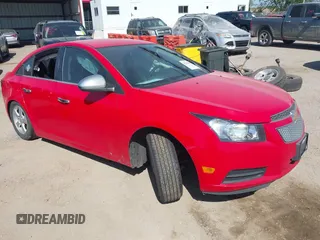 2014 Chevrolet Cruze 1LT z VIN 1G1PC5SBXE7476670, wystawiony jako IAAI lot #42228315 z przebiegiem 128 667 mil mil oraz . Historia ofert i sprzedaży dostępna na DreamBid. Obrazek 1.