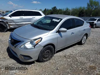 2015 Nissan Versa SV z VIN 3N1CN7AP5FL878377, wystawiony jako Copart lot #51951485 z przebiegiem 128 458 mil mil oraz Tytuł czysty. Historia ofert i sprzedaży dostępna na DreamBid. Obrazek 1.