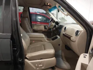 2005 Ford Expedition Limited z VIN 1FMFU20565LA60694, wystawiony jako IAAI lot #41945914 z przebiegiem 184 373 mil mil oraz . Historia ofert i sprzedaży dostępna na DreamBid. Obrazek 5.