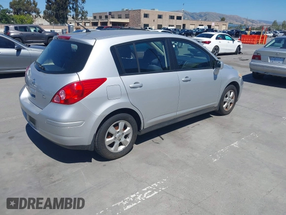 2009 Nissan Versa S z VIN 3N1BC13E09L372132, wystawiony jako IAAI lot #42314068 z przebiegiem 135 829 mil mil oraz . Historia ofert i sprzedaży dostępna na DreamBid. Obrazek 4.