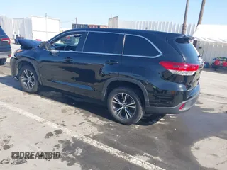 2018 Toyota Highlander LE z VIN 5TDZZRFH3JS252287, wystawiony jako IAAI lot #42216207 z przebiegiem 104 340 mil mil oraz . Historia ofert i sprzedaży dostępna na DreamBid. Obrazek 3.