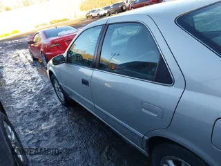 2001 Toyota Camry LE z VIN 4T1BF28K11U122669, wystawiony jako IAAI lot #41574866 z przebiegiem 233 301 mil mil oraz . Historia ofert i sprzedaży dostępna na DreamBid. Obrazek 14.