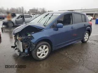2008 Nissan Versa S z VIN 3N1BC13E48L354263, wystawiony jako Copart lot #51583035 z przebiegiem 129 894 mil mil oraz Szkoda całkowita • Salvage title. Historia ofert i sprzedaży dostępna na DreamBid. Obrazek 1.
