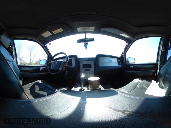 2007 Lincoln Navigator z VIN 5LMFU28547LJ15910, wystawiony jako IAAI lot #41851252 z przebiegiem 296 145 mil mil oraz . Historia ofert i sprzedaży dostępna na DreamBid. Obrazek 18.