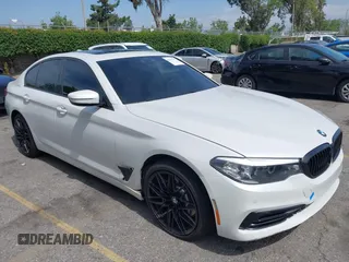2020 BMW 5 Series 530i z VIN WBAJR3C04LWW69815, wystawiony jako IAAI lot #42247174 z przebiegiem 54 547 mil mil oraz . Historia ofert i sprzedaży dostępna na DreamBid. Obrazek 1.