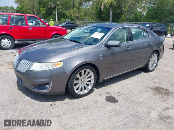 2011 Lincoln MKS z VIN 1LNHL9DR7BG611611, wystawiony jako IAAI lot #42281272 z przebiegiem 160 054 mil mil oraz . Historia ofert i sprzedaży dostępna na DreamBid. Obrazek 2.