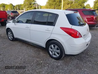 2009 Nissan Versa S z VIN 3N1BC13E69L401312, wystawiony jako IAAI lot #42317938 z przebiegiem 86 095 mil mil oraz . Historia ofert i sprzedaży dostępna na DreamBid. Obrazek 3.