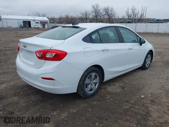 2017 Chevrolet Cruze LS z VIN 1G1BC5SM7H7140622, wystawiony jako IAAI lot #41725637 z przebiegiem 137 089 mil mil oraz . Historia ofert i sprzedaży dostępna na DreamBid. Obrazek 4.