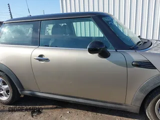 2010 MINI Hardtop z VIN WMWMF3C56ATZ65113, wystawiony jako IAAI lot #40968121 z przebiegiem 124 066 mil mil oraz . Historia ofert i sprzedaży dostępna na DreamBid. Obrazek 13.