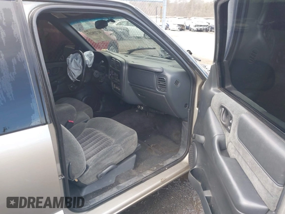 2002 Chevrolet S-10 LS with VIN 1GCCS19W128174992, listed as a IAAI auction lot 41739237 with Not Provided miles. Bid and sale history available at carsss.com. Image 5.