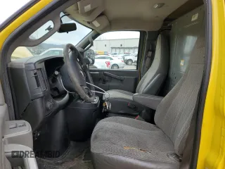2021 Chevrolet Express Cargo z VIN 1GCWGAFP5M1167745, wystawiony jako Copart lot #45472945 z przebiegiem 196 473 mil mil oraz Czysty tytuł • Clean title. Historia ofert i sprzedaży dostępna na DreamBid. Obrazek 7.
