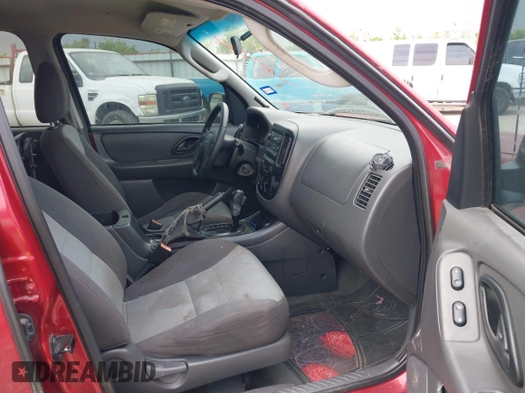2005 Ford Escape XLS Value with VIN 1FMYU02Z35KB05027, listed as a IAAI auction lot 42025362 with 208,413 mi miles. Bid and sale history available at carsss.com. Image 5.