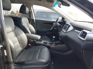 2020 Kia Sorento EX z VIN 5XYPHDA58LG708648, wystawiony jako IAAI lot #42022837 z przebiegiem 80 127 mil mil oraz . Historia ofert i sprzedaży dostępna na DreamBid. Obrazek 5.