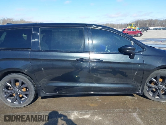 2020 Chrysler Pacifica Touring with VIN 2C4RC1FG8LR150540, listed as a IAAI auction lot 41506101 with 152,046 mi miles and . Bid and sale history available at DreamBid. Image 13.